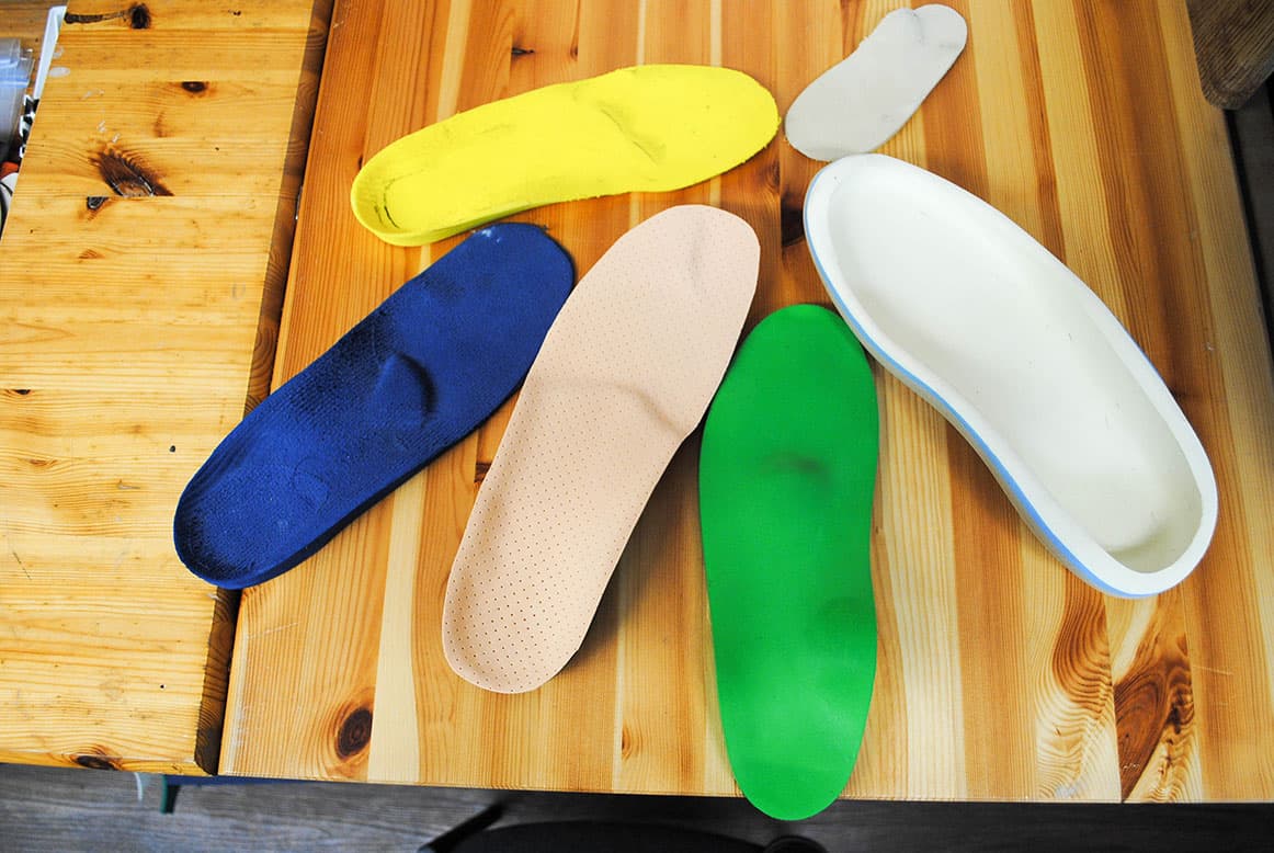 Maßgefertigte orthopädische Einlagen in der Werkstatt